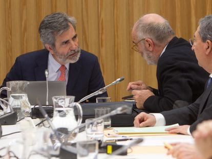 El presidente del Tribunal Supremo y del Consejo General del Poder Judicial (CGPJ), Carlos Lesmes, preside durante una reunión del CGPJ.