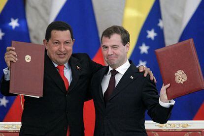 Hugo Chávez (izquierda) y Dmitri Medvédev, tras firmar los acuerdos de cooperación en Moscú.