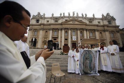 Sacerdotes se hacen una foto de recuerdo junto a la basílica de San Pedro en el Vaticano.