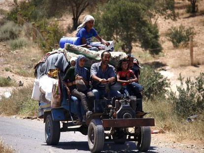 Civiles sirios regresan a sus hogares en la zona de Deraa este sábado. 