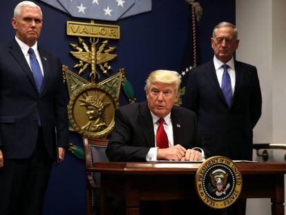 Trump, tras la firma del decreto para restringir la entrada de inmigrantes a EE UU.