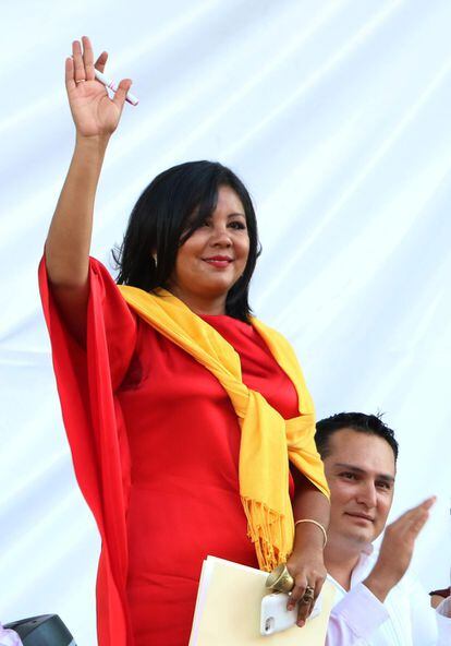 La alcaldesa Gisela Mota saluda durante la ceremonia por el inicio de su mandato el pasado viernes 1 de enero en Temixco, Morelos.