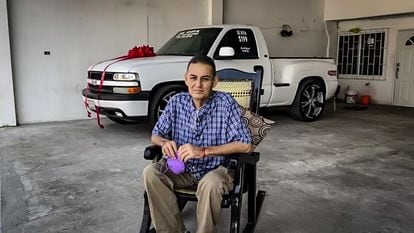Juan Manuel Vidales junto a su camioneta Chevrolet 2000, que decidió rifar para pagar su tratamiento de cáncer.