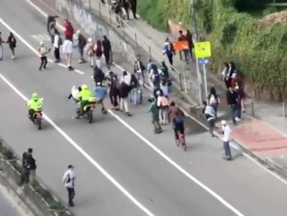 En vídeo, las escenas de los atropellos y del puñetazo a una mujer llevados a cabo por la policía en Bogotá (Colombia).