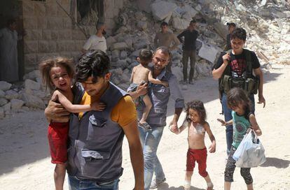 Civiles sirios en el barrio rebelde de Al-Mashhad, en Alepo.