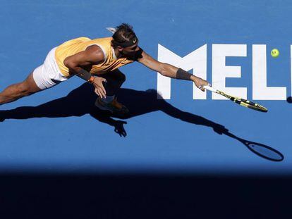 Nadal trata de restar un servicio durante su estreno en Melbourne.