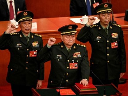 Li Shangfu (a la derecha), nuevo ministro de Defensa de China, presta juramento como miembro de la Comisión Militar Central junto a los recién designados vicepresidentes de este organismo, Zhang Youxia (en el centro), y He Weidong, este domingo en Pekín.