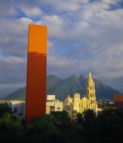 Monolito construido por Raúl Ferrara en 1984 según una idea atribuida a Luis Barragán.