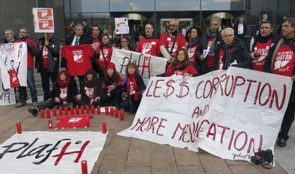 Representantes de la Plataforma de Afectados por la Hepatitis C concentrados frente a la sede del Parlamento Europeo en Bruselas para exigir los medicamentos para el tratamiento.