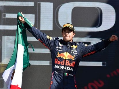 Checo Pérez celebra en el podio su tercer lugar en el Gran Premio de Ciudad de México.