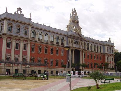 Fachada de la Universidad de Murcia.