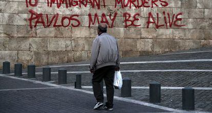 Una pintada en Atenas por el asesinato de un rapero por un neonazi. 