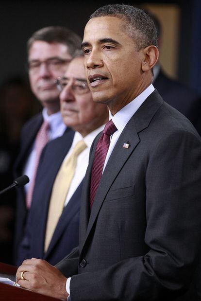 Obama, acompañado de Leon Panetta, explica los recortes ayer en el Pentágono.
