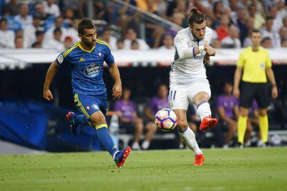 El centrocampista galés del Real Madrid Gareth Bale (d) disputa un balón con el defensa del Celta de Vigo Jonny Castro (i).