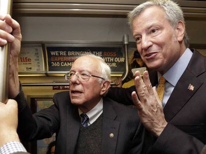 El senador Bernie Sanders junto a Bill de Blasio en el metro de Nueva York