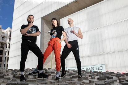 Juan Sánchez Porta, Laura Put y Serge González junto al Mercado de Barceló.