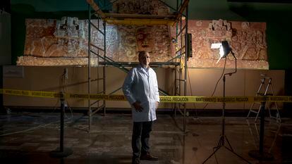 El restaurador Sergio González trabaja en la conservación del friso maya conocido como el “Relieve de Placeres” del Museo Nacional de Antropología.