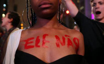 Una manifestante contra Bolsonaro con el lema popularizado en Twitter EleNao.