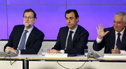 Mariano Rajoy y los vicesecretarios del PP, Fernando Mart&iacute;nez Maillo y Javier Arenas, este lunes, en el Comit&eacute; Ejecutivo Nacional del PP