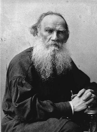 El escritor ruso León Tolstói (1828-1910), en un retrato de 1896.