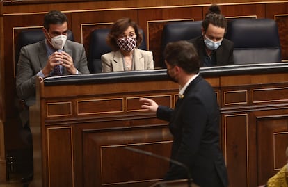 El portavoz parlamentario de ERC, Gabriel Rufián, habla con el presidente del Gobierno, Pedro Sánchez, y la vicepresidenta, Carmen Calvo.