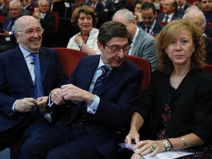 De izquierda a derecha, el ex vicepresidente de la Comisión Europea Joaquín Almunia, el presidente de Bankia José Ignacio Goirigolzarri y la subgobernadora del Banco de España Margarita Delgado.