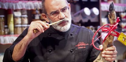 Alberto López huele una cala de jamón.