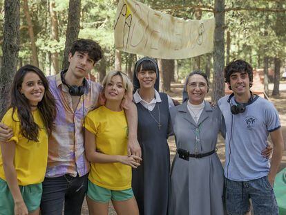 Macarena García, Javier Calvo, Anna Castillo, Belén Cuesta, Gracia Olayo y Javier Ambrossi en el rodaje de la película.