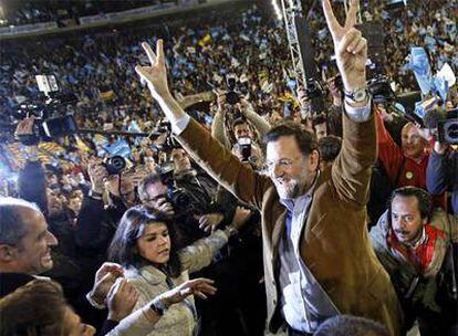 Álvaro Pérez, agachado tras Rajoy en un acto del PP en Valencia en 2008. A la izquierda, Camps.