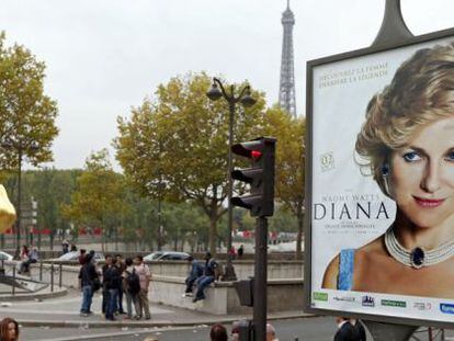 Una de las vallas de la película sobre Diana de Gales, situada en París.