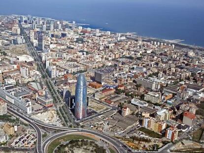 La Torre Agbar marca el comienzo del &aacute;mbito del distrito 22@ en Barcelona, a ambos lados de la Diagonal.