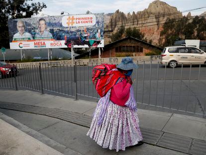 Una mujer camina en La Paz en vísperas de las elecciones presidenciales.