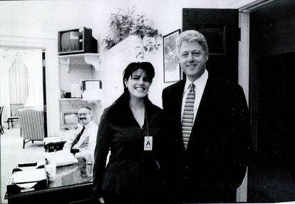 Fotografía de Monica Lewinsky y Bill Clinton en la Casa Blanca tomada a mediados de los años noventa.