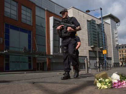 Policías armados patrullan cerca del intercambiador de Shudehill, en Mánchester, donde tuvo lugar el atentado del lunes.