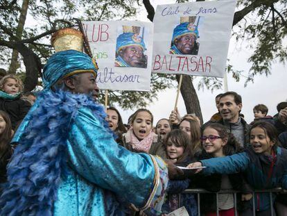 El rei Baltasar saluda un grup de nens a Barcelona l'any passat.