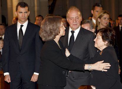 Los Reyes y el príncipe Felipe dan el pésame a la viuda de Calvo-Sotelo, Pilar Ibáñez-Martín