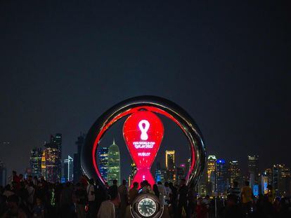 Un reloj marca la cuenta atrás para el inicio del Mundial, en Qatar.