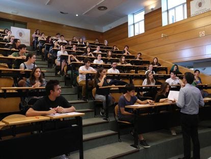 Un grupo de estudiantes, el 6 de junio de 2019 en el examen de Selectividad en la Complutense.