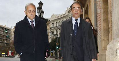 El ex director general de Cooperación Josep Maria Felip (izquierda), a su llegada al TSJ.