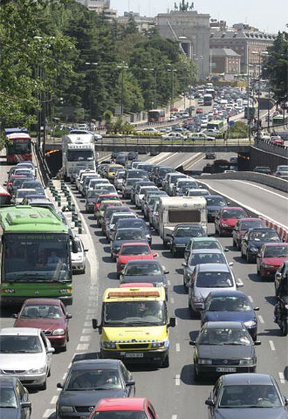 Retenciones en la salida de Madrid hacia la autovía de A Coruña, a la altura de Moncloa.