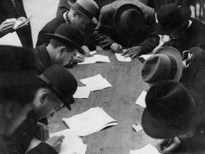 CIRCA 1935: periodistas preparándose para una conferencia.