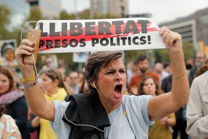 Grupos de personas salen a la calle en Barcelona tras conocerse la sentencia del 'procés'.