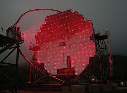 El gigantesco espejo de 17 metros de cada telescopio MAGIC se enfoca usando cientos de láseres que sólo son visibles en las noches de niebla.