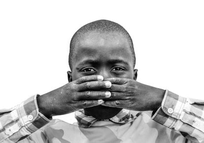 “En esta foto, reconozco mis manos. Me gustaría decir lo que siento, pero no tengo palabras”, comenta Mamadou, al verse fotografiado por Omar. 