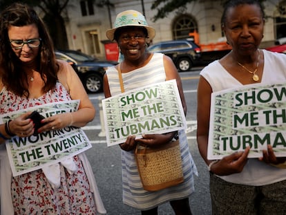 Algunas de las manifestantes que pedían el rostro de Harriet Tubman en el billete de 20 dólares en Estados Unidos, en una imagen de 2019.