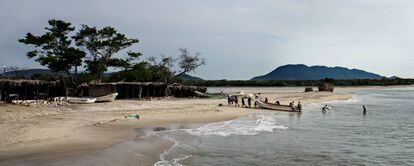 Pescadores en una playa fronteriza entre México y Guatemala