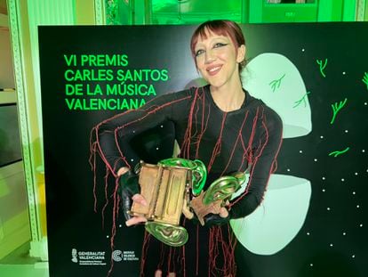 Sandra Monfort con los tres galardones durante los VI Premios Carles Santos de la Música Valenciana, que se entregaron el pasado 24 de noviembre en el Teatro Principal de Alicante.