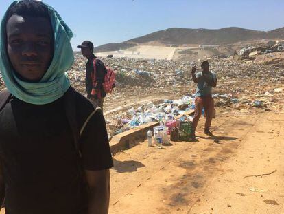 El senegalés Abdulá, en primer término, busca comida en el vertedero de Mnzala.
