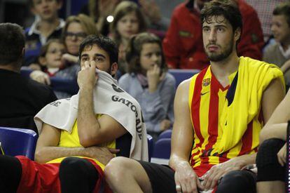 Navarro y Tomic, en el banquillo, durante el partido contra Estudiantes.  