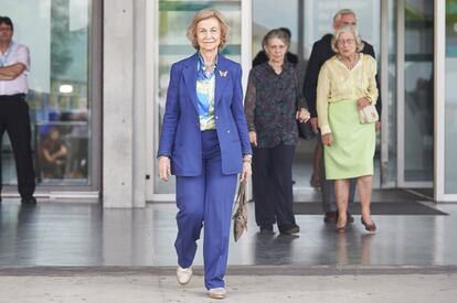 La reina Sofía saliendo el hospital junto a su hermana, la princesa Irene de Grecia, en 2019.